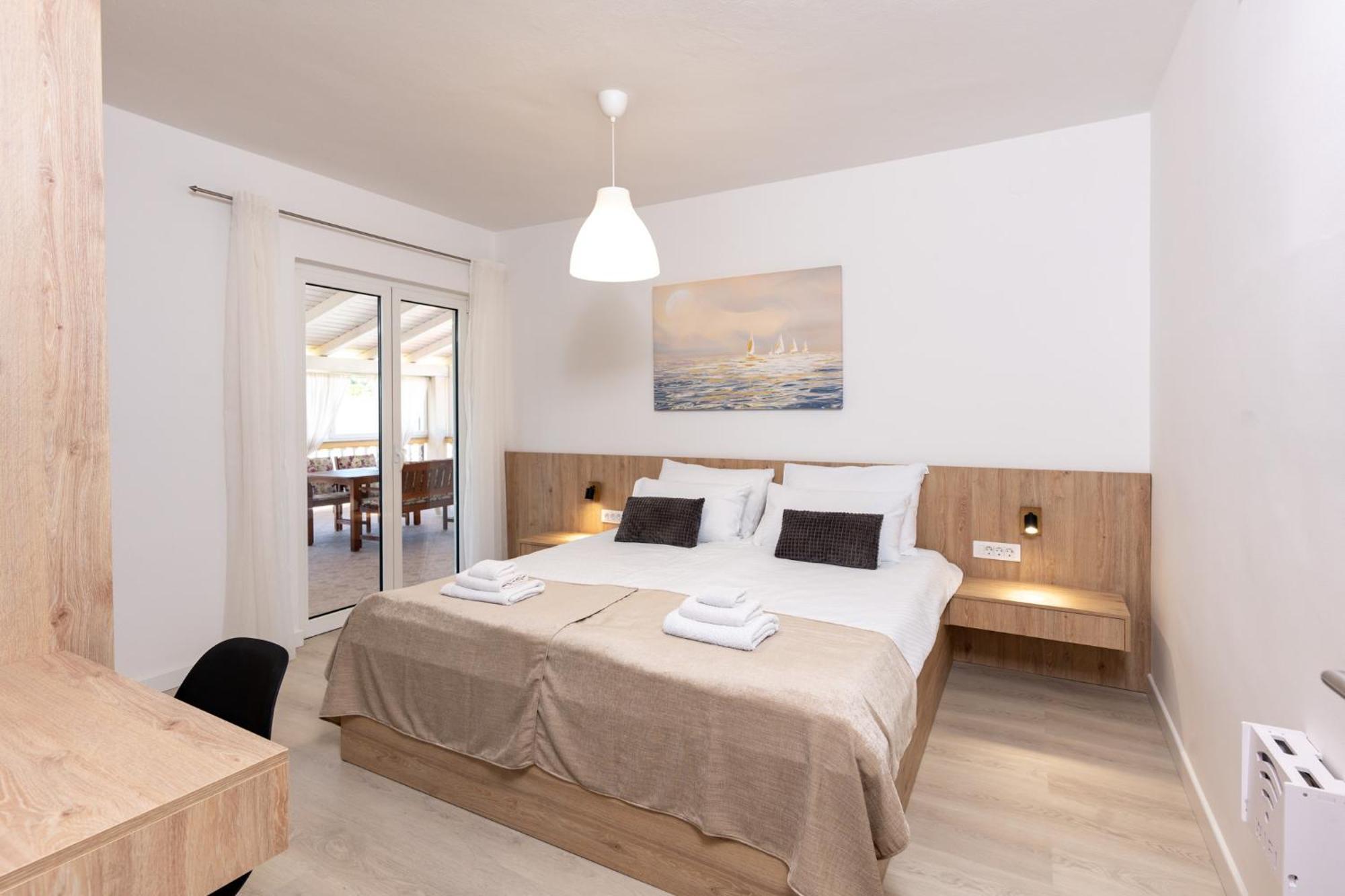 Foric Apartments With Outdoor Heated Pool Rab Town Esterno foto
