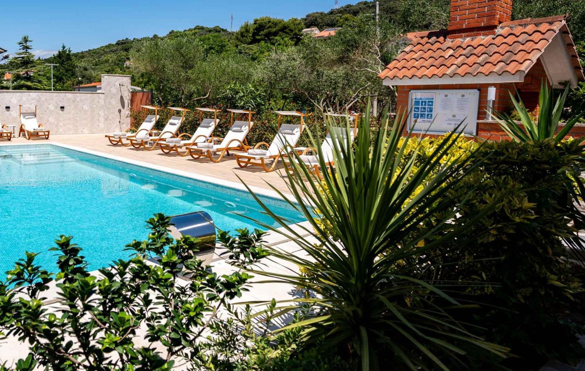 Foric Apartments With Outdoor Heated Pool Rab Town Esterno foto