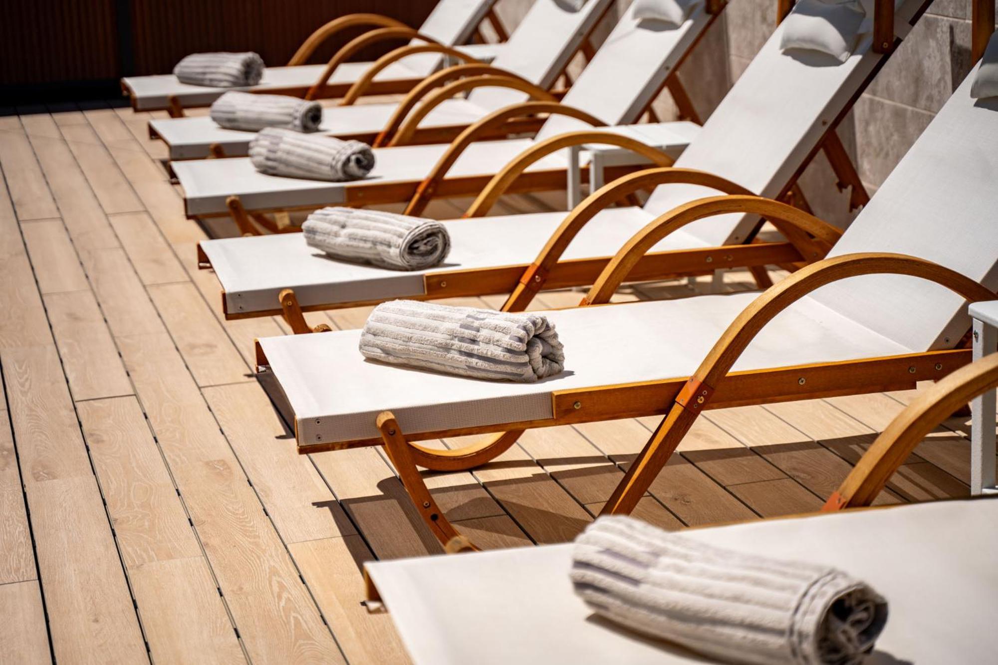 Foric Apartments With Outdoor Heated Pool Rab Town Esterno foto