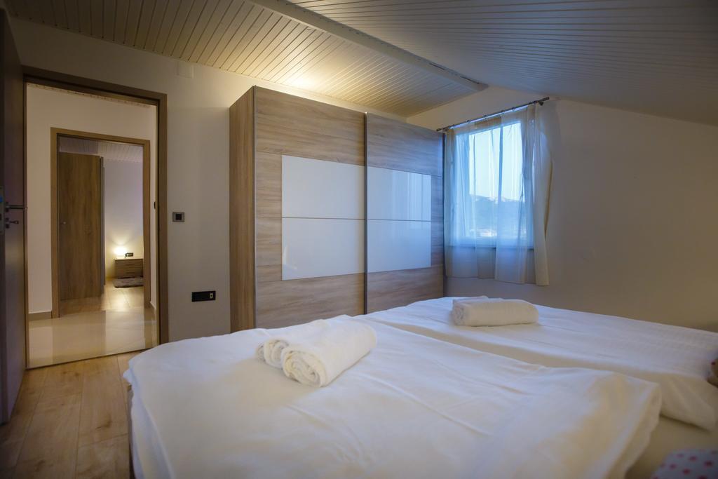 Foric Apartments With Outdoor Heated Pool Rab Town Esterno foto
